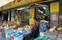 NEW YORK CITY. Spingersi a sud di Canal St, nell'affollato quartiere di Chinatown, è una festa dei sensi: odori, sapori, suoni, lanterne di carta e gong di ottone