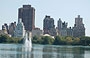CENTRAL PARK . Dal grande lago dedicato a Jacqueline Kennedy Onassis, vista sull'Upper East Side e sul Guggenheim Museum