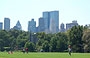 CENTRAL PARK . Partite di softball a The Great Lawn, sullo sfondo del Belvedere Castle e dei grattacieli patinati di Midtown, tra cui le alte torri del Time Warner Center e la Hearst Tower
