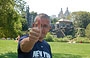 CENTRAL PARK . Francesco scherza fiero della sua maglietta sullo sfondo del Belvedere Castle e Turtle Pond (stagno delle tartarughe)