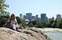 CENTRAL PARK . Io sulla grande roccia che affiora dal lago sulla penisola di The Hernshead e sullo sfondo la mongolfiera e i grattacieli di Manhattan