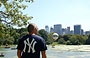 CENTRAL PARK . Francesco con la maglietta dei New York Giants osserva il panorama da The Hernshead, la penisola rocciosa che affiora dal lago