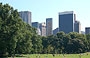MANHATTAN. L'imponente Solow Building in acciaio, marmo e vetro nero di Skidmore, Owings & Merrill si staglia su Central Park South