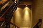 WHITNEY MUSEUM OF AMERICAN ART. Le scale interne del massiccio edificio in cemento armato - si noti il trattamento materico delle superfici
