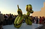 UPPER EAST SIDE. Sul roof garden del MET sono allestite sculture di Jeff Koons: Balloon Dog (Yellow), 1994-2000 - cromo, acciaio inox con rivestimento di colore trasparente