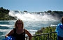 NIAGARA FALLS. Io sullo sfondo delle American Falls, appena scesa dal Maid of the Mist, felice di aver salvato la macchina fotografica