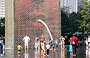 MILLENNIUM PARK. La fontana pubblica nel parco disegnata dallo scultore spagnolo Jaume Plensa durante l'estate richiama bambini e adulti