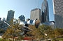 CHICAGO. Dal BP Bridge, oltre il Pritzker Pavilion, vista sui grattacieli che si affacciano su Millennium Park: The Heritage at Millennium Park, Smurfit-Stone Building, One Prudential Plaza, Two Prudential Plaza, Aon Center