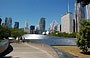 CHICAGO. Attraversando BP Pedestrian Bridge per raggiungere Grant Park, osserviamo i lussuosi grattacieli che si affacciano su Millennium Park
