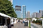 CHICAGO. Le bancarelle allestite in Grant Park per il Chicago Jazz Festival: sullo sfondo Blue Cross Blue Shield Tower e più a sinistra 340 on the Park