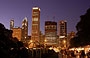 CHICAGO BY NIGHT. Da Grant Park vista sui lussuosi grattacieli illuminati tra cui emerge l'Aon Center
