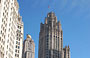 WINDY CITY. La gotica Tribune Tower, elegante sede della famosa testata giornalistica, vista dal Chicago River