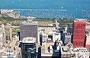 CHICAGO. Guardando verso il Lake Michigan dall'osservatorio della Sears Tower, si distingue il grattacielo rosso CNA Plaza