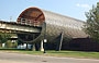 CHICAGO - IIT. Koolhaas inserisce la sopraelevata della Green Line in un tubo di acciaio inossidabile fonoassorbente che si siede direttamente al di sopra del tetto del McCormick Tribune Campus Center