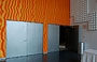 THE McCORMICK TRIBUNE CAMPUS CENTER. Auditorium - il materiale delle pareti, in varie gradazioni di arancione, è stato sviluppato per la sua profondità e vitalità 3d