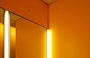 THE McCORMICK TRIBUNE CAMPUS CENTER. Particolare di un bagno del campus con piccolo lavabo in metallo e pareti arancioni