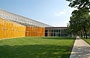 ILLINOIS INSTITUTE OF TECHNOLOGY. Il tappeto verde del prato esterno contrasta con l'arancio vivo e solare del McCormick Tribune Campus Center