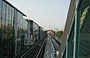 CHICAGO - IIT. Dalla fermata 35th St-Bronzeville-IIT, si vede che la Green Line entra nel tubo in acciaio, sullo sfondo dei grattacieli di Chicago