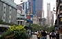 CHICAGO. In fondo a Michigan Avenue, si riconosce il 900 North Michigan Avenue, il grattacielo con le quattro lanterne in sommità e oltre il One Magnificent Mile, in granito rosa