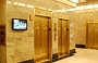 MICHIGAN AVENUE. I corridoi interni del Carbide and Carbon building con gli ascensori riccamente decorati