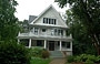 ILLINOIS. Una casa bianca con portico, bow-window, terrazza e timpano in North Kenilworth Avenue