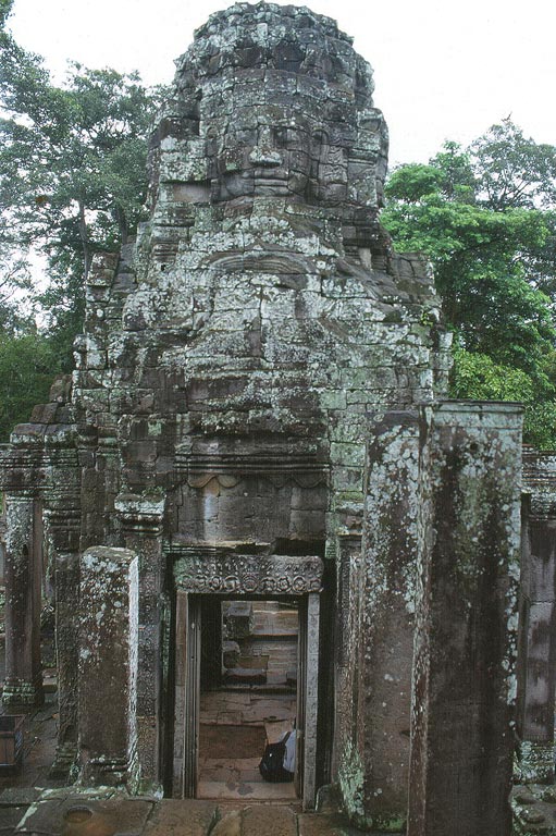 ANGKOR - Il Bayon - una delle 54 torri quadrangolari, scolpite in forma di volto umano rappresentanti il Bodhisattva Avalokiteshvara