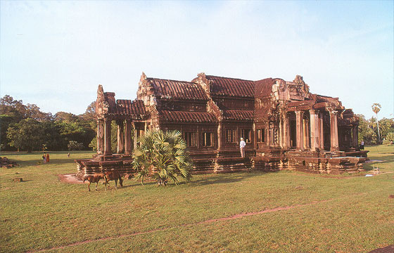 ANGKOR - Angkor Wat al tramonto - la Biblioteca sud