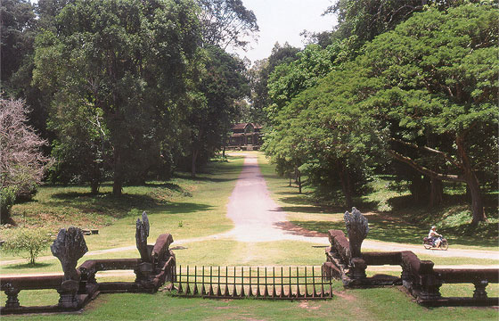 ANGKOR - Angkor Wat - porta est e strada in terra battuta