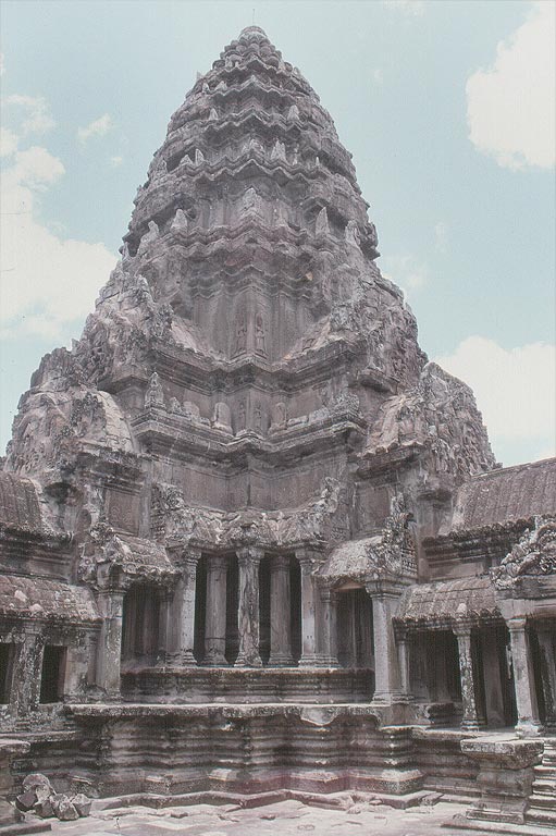 ANGKOR - Angkor Wat - particolare di una torre-santuario 