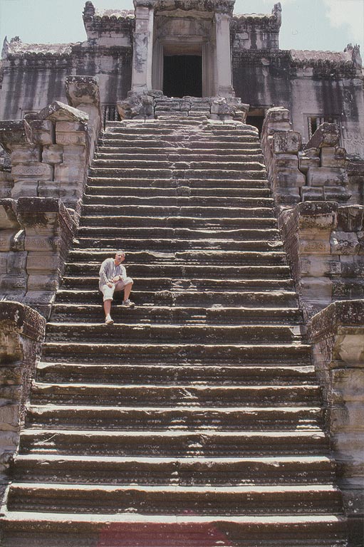 ANGKOR - Angkor Wat - Francesco sulla ripida scalinata