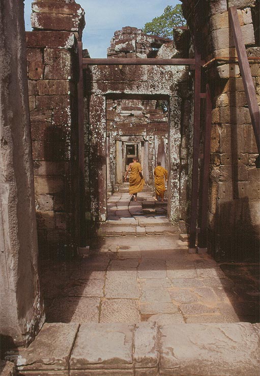 ANGKOR - Monaci buddhisti al Ta Prohm