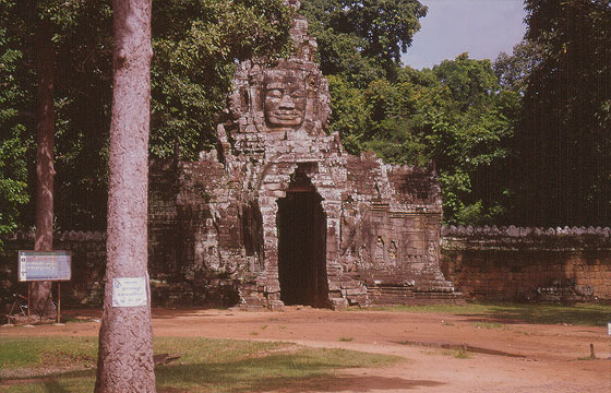 ANGKOR - Banteay Kdei e Sras Srang - porta di accesso con uno dei motivi preferiti di Jayavarman VII: i volti di Avalokiteshvara
