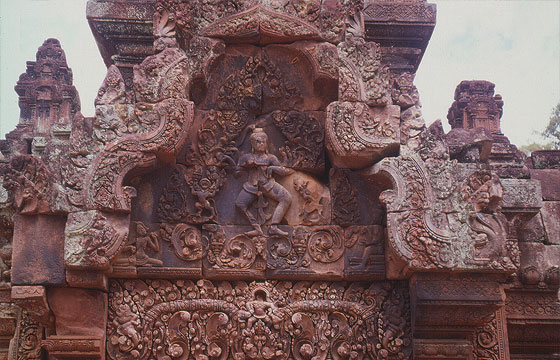 ANGKOR - Banteay Srei - particolare di un frontone 