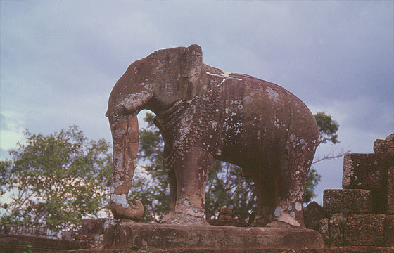 ANGKOR - Baray Orientale e Mebon Orientale - gli elefanti agli angoli del basamento