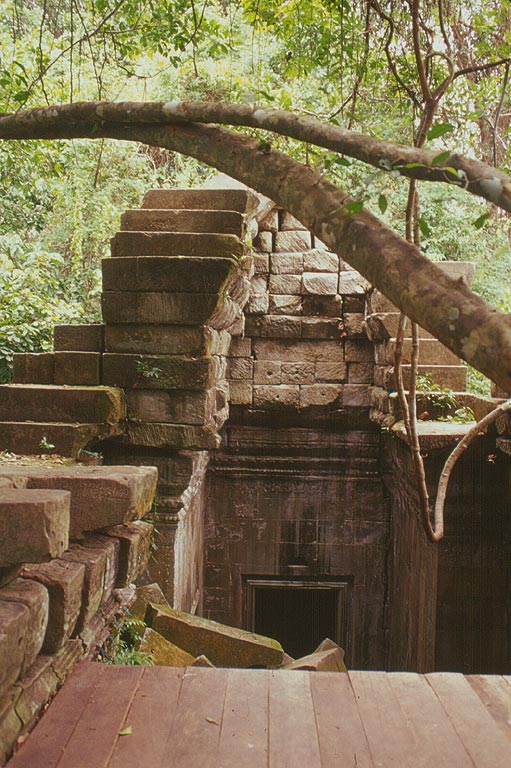ANGKOR - Beng Mealea - particolare delle rovine con il percorso turistico sopraelevato in legno 