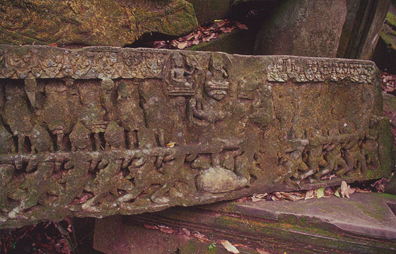 ANGKOR - Beng Mealea - le belle sculture e i bassorilievi nascosti tra le rovine e il fogliame