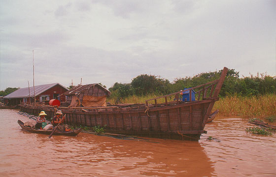 DINTORNI DI SIEM REAP - Tradizionali imbarcazioni fluviali al villaggio galleggiante di Chong Kneas 