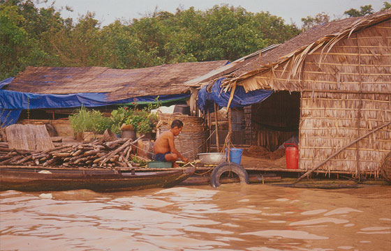 DINTORNI DI SIEM REAP - Scene di vita quotidiana al villaggio galleggiante di Chong Kneas 