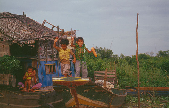 DINTORNI DI SIEM REAP - Il villaggio galleggiante di Chong Kneas - bambini giocano allegri