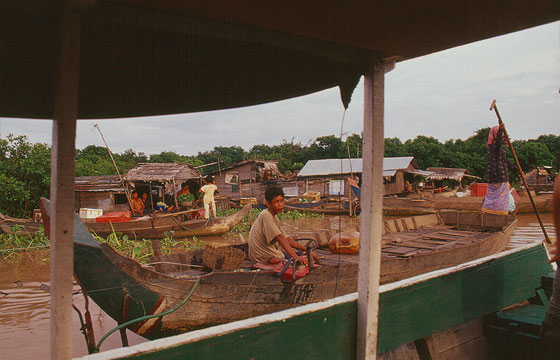 DINTORNI DI SIEM REAP  - Il villaggio galleggiante di Chong Kneas si sposta a seconda delle stagioni e per visitarlo è necessario prendere una barca