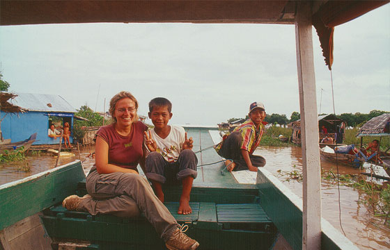VILLAGGIO GALLEGGIANTE DI CHONG KNEAS - Io e i ragazzini cambogiani che guidavano la nostra barca