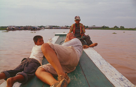 CHONG KNEAS - Verso il lago Tonlé Sap - Franceso e i ragazzini cambogiani che guidavano la nostra barca 