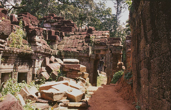 ANGKOR - Preah Khan - i padiglioni e le gallerie ricoperte di muschi e licheni