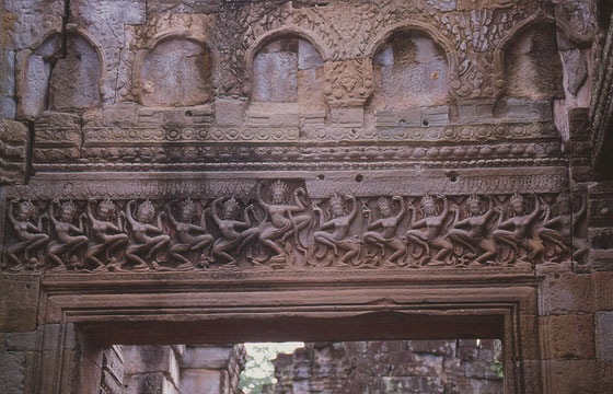 ANGKOR - Altorilievi sugli architravi di una porta del tempio di Preah Khan 
