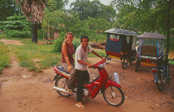 ANGKOR - Ultimo ciak a Siem Reap, davanti alla guesthouse prima di dirigerci verso Phnom Penh