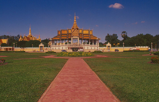 PHNOM PENH - Palazzo Reale e Pagoda d'Argento dal Samdech Sothearos Blvd, sul lungofiume - Chan Chaya Pavillon