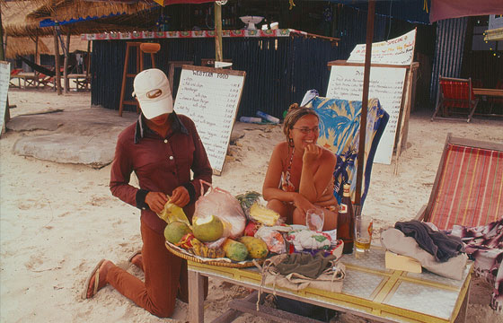 SIHANOUKVILLE - Occheuteal Beach - la nostra venditrice di frutta ambulante preferita