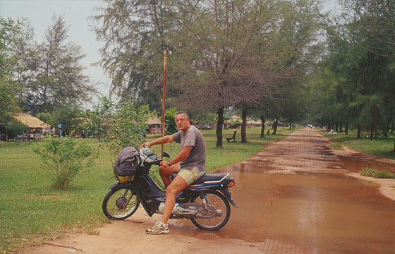 SIHANOUKVILLE - Nei pressi di Sokha Beach - Francesco con il motorino che affittavamo alla guesthouse