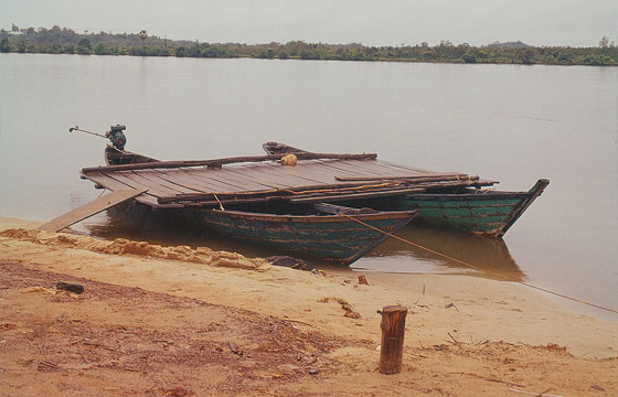 DA SIHANOUKVILLE A HAT LEK - Primo fiume: Le barche accoppiate per il trasporto dei motorini e dei mezzi più piccoli