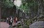 ANGKOR. Ta Prohm - i turisti affascinati dallo spettacolo della famosa radice (foto precedente) che avvolge il tempio